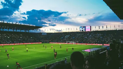 巴塞豪资中场引援遇阻，半程恐沦为免费球员？足球转会资讯